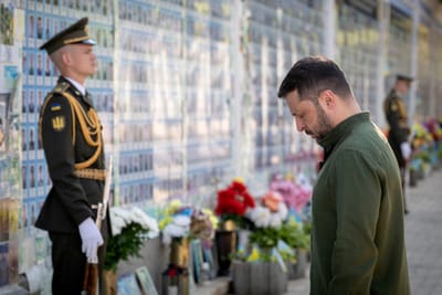 En esta fotografía tomada y difundida por el Servicio de Prensa Presidencial de Ucrania el 15 de julio de 2025, el presidente de Ucrania, Volodymyr Zelensky, presenta sus respetos tras depositar flores en el Muro de la Memoria de los Defensores Ucranianos Caídos durante una ceremonia que conmemora el Día de la Independencia de Ucrania en Kiev.