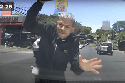 Sujeto intentó agredir a motociclista con casco