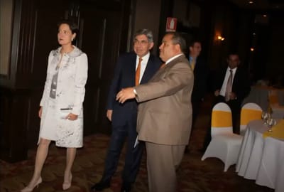 Óscar Arias, expresidente de la República, acompañado de Freddy González y Suzanne Fischel, esposa del exmandatario. Foto: Asamblea Legislativa