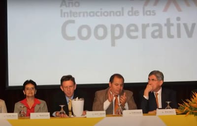 Óscar Arias, expresidente de la República y Freddy González, dirigente cooperativista. A la par de González aparece José Eduardo Alvarado, miembro del comando de campaña del PPSO. Foto: Asamblea Legislativa
