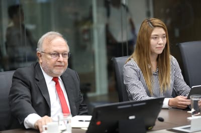 Sofía Agüero Salazar, hija del diputado Waldo Agüero e investigada en el caso. Foto de setiembre de 2023, cuando acudió a una audiencia legislativa acompañada del abogado Francisco Dall'Annese. Archivo CRH