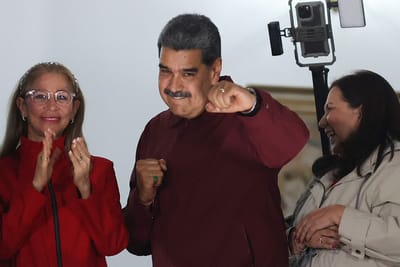 l presidente venezolano Nicolás Maduro (C), la primera dama Cilia Flores (I) y la alcaldesa de Caracas, Carmen Meléndez, saludan a la multitud tras conocerse los resultados de las elecciones municipales celebradas en Caracas, Venezuela, en la madrugada del 28 de julio de 2025. El partido gobernante de Venezuela ganó la mayoría de los escaños de alcaldes el domingo en unas elecciones boicoteadas por la principal oposición, coincidiendo con el aniversario de la reelección del presidente Nicolás Maduro el año pasado. El Partido Socialista Unido de Venezuela (PSUV), en el poder, ganó 285 de las 335 alcaldías, según las propias proyecciones de Maduro, que lo celebró con sus seguidores el lunes por la mañana en la Plaza Bolívar de Caracas.