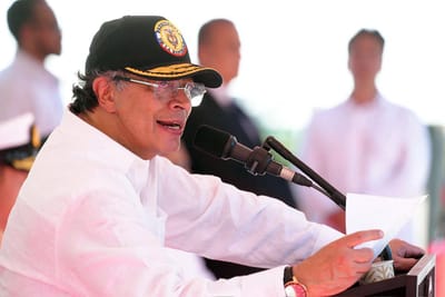 Esta fotografía, difundida por la Presidencia de Colombia, muestra al presidente Gustavo Petro pronunciando un discurso durante una ceremonia militar para conmemorar la Batalla de Boyacá de 1819, en la que Colombia obtuvo su independencia de España, en Leticia, departamento del Amazonas, Colombia, el 7 de agosto de 2025. Petro negó que Perú tuviera jurisdicción sobre una isla en el río Amazonas, ubicada en la frontera entre ambos países, mientras participaba en las celebraciones de la independencia de Colombia en la ciudad de Leticia el jueves.