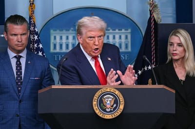 El presidente de los Estados Unidos, Donald Trump, junto con el secretario de Defensa, Pete Hegseth (izquierda), y la fiscal general, Pam Bondi (derecha), habla durante una rueda de prensa para discutir la delincuencia en Washington D. C., en la sala de prensa Brady de la Casa Blanca, en Washington D. C., el 11 de agosto de 2025. El presidente Donald Trump anunció el lunes que iba a desplegar tropas de la Guardia Nacional y poner a la policía de Washington bajo control federal para hacer frente a la delincuencia en la capital de Estados Unidos. «Hoy es el Día de la Liberación en DC, y vamos a recuperar nuestra capital», declaró Trump en una rueda de prensa en la Casa Blanca. Traducción realizada con la versión gratuita del traductor DeepL.com
