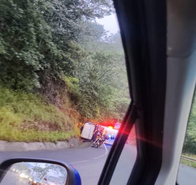 Vuelco de la patrulla en Mora. Foto: Entérate Noticias