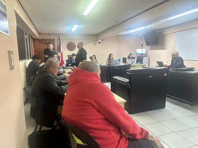 Alejandro Valdivia (de rojo) aseguró que tras todo lo ocurrido su padre enfermó y debe cuidarlo.