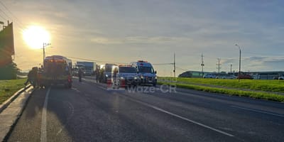 Imagen de la colisión múltiple en la autopista Bernardo Soto este viernes. Foto: Waze Costa Rica/Facebook