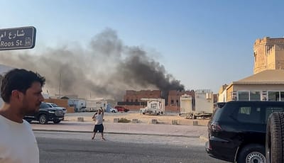 Esta captura de pantalla, tomada de una grabación de AFPTV, muestra una columna de humo tras las explosiones en Doha, la capital de Qatar, el 9 de septiembre de 2025. Un oficial militar israelí declaró a AFP que el ejército había llevado a cabo ataques aéreos sobre Doha el 9 de septiembre en una operación contra altos líderes del grupo militante palestino Hamás.