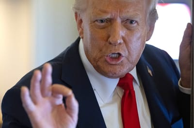 El presidente de Estados Unidos, Donald Trump, habla con la prensa mientras regresa a Estados Unidos desde el Reino Unido a bordo del Air Force One el 18 de septiembre de 2025.