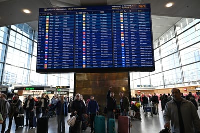 Pasajeros consultan los paneles informativos sobre vuelos en el aeropuerto de Copenhague, Dinamarca, el 23 de setiembre de 2025. La policía danesa afirmó que el responsable de volar drones grandes sobre el aeropuerto de Copenhague tenía conocimientos técnicos. AFP