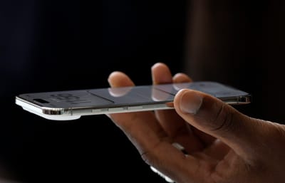 Un asistente inspecciona un nuevo iPhone Air de Apple durante un evento especial de Apple en la sede de Apple el 9 de setiembre de 2025 en Cupertino, California. Apple presentó una nueva generación de iPhones, Apple Watches actualizados y AirPods durante un evento especial. AFP