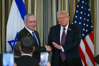 Benjamin Netanyahu, primer ministro de Israel, junto a Donald Trump, mandatario de EE. UU. AFP