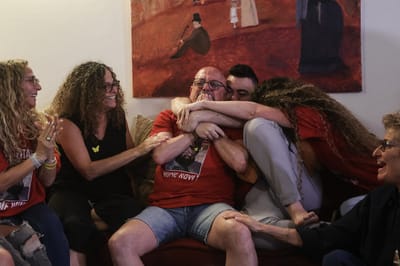 Familiares de Eitan Horn, uno de los israelíes secuestrados por Hamás