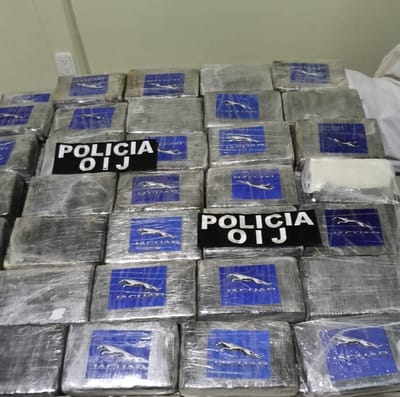 Droga con el distintivo de la marca Jaguar, decomisada en barrio Los Cocos, en Limón. CRH