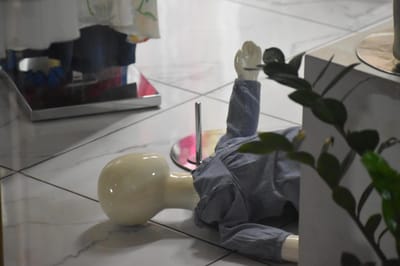 Este maniquí quedó en el suelo en una tiendad e Quepos tras el sismo del martes. CRH/Valeria Salazar