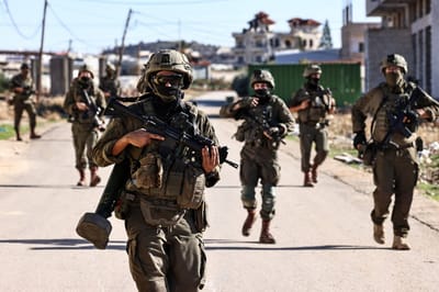 Soldados israelíes patrullan las calles de Tubas, en la Cisjordania ocupada, durante una operación militar el 26 de noviembre de 2025. AFP