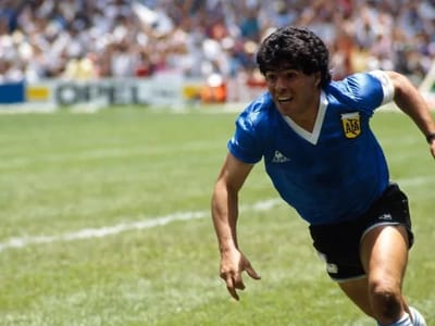 Maradona, en el histórico partido ante Inglaterra en 1986. AFP