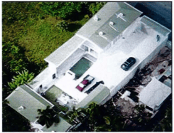 Vista aérea de la "Casa Blanca" ubicada frente al cementerio de Westfalia, Limón.
