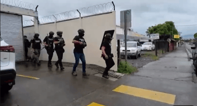 Los agentes salieron caminando del parqueo del edificio del OIJ para detener al sospechoso de venta de drogas, oculto en una casa a escasos 100 metros.