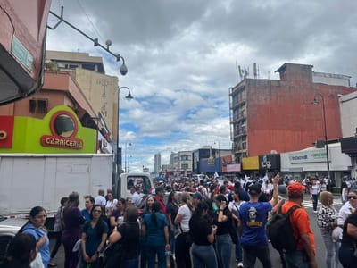 Movimiento de vehículos en medio de la manifestación de este miércoles. CRH