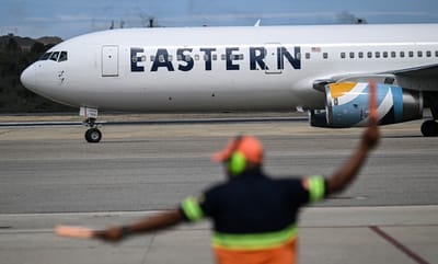 Un avión de Eastern Airlines que transportaba migrantes venezolanos repatriados desde Estados Unidos aterriza en el Aeropuerto Internacional Simón Bolívar en Maiquetía, Venezuela, el 26 de noviembre de 2025. AFP
