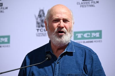 El comediante Rob Reiner habla en una ceremonia en honor a su colega actor Billy Crystal, con una ceremonia de huellas de manos y pies, el 12 de abril de 2019 en el Teatro Chino TCL de Hollywood, California. AFP
