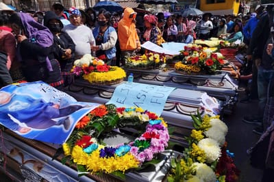 Indígenas junto a los ataúdes de las víctimas de un enfrentamiento armado en Nahuala, departamento de Sololá, Guatemala, el 14 de diciembre de 2025. AFP