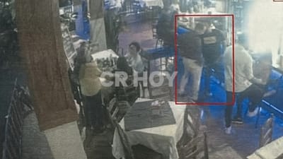En esta captura se aprecia al abogado de apellidos Jiménez Fernández, investigado según la Fiscalía, cuando conversa con otro de los sospechosos.