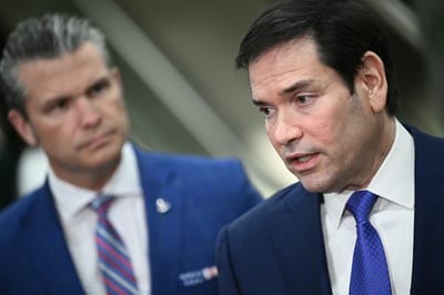 Marco Rubio, Secretario de Estado de EE. UU., junto a Pete Hegseth, Secretario de Defensa de EE. UU. AFP