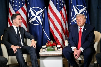 El presidente de Estados Unidos, Donald Trump (derecha), habla con el secretario general de la OTAN, Mark Rutte, durante una reunión bilateral al margen de la reunión anual del Foro Económico Mundial (FEM) en Davos el 21 de enero de 2026. AFP