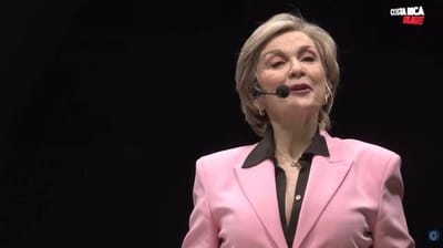 La periodista Evelyn Fachler fue la conductora del debate. Captura de pantalla/Noticias Columbia