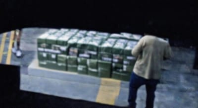 Estas imágenes captadas por un dron permitieron al OIJ confirmar que miembros de un grupo narco ocultaban un millonario cargamento de cocaína en un edificio en el barrio Los Ángeles de San José.