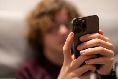 Joven usa redes sociales en España. Foto con fines ilustrativos. AFP
