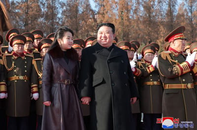 sta fotografía, tomada el 8 de febrero de 2024 y difundida el 9 de febrero por la agencia oficial de noticias de Corea del Norte, KCNA (Korean Central News Agency), muestra al líder norcoreano Kim Jong Un (centro) y a su hija (izquierda) durante una visita al Ministerio de Defensa Nacional en Pionyang, con motivo del 76.º aniversario de la fundación del Ejército Popular de Corea. AFP