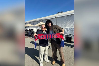 Don Raúl y Ronald, costarricenses que participaron en el show de Bad Bunny en el Super Bowl. Foto: Ronald Hidalgo