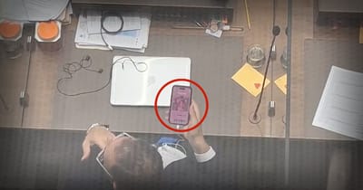 Leslye Bojorges, exdiputado del PUSC, jugando con el celular este jueves. CRH