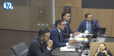 En el fondo a la derecha, Luis Molina, viceministro de Hacienda. (Captura de pantalla).