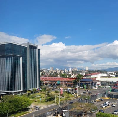 Al fondo, los edificios del oeste de San José vistos desde Escazú. CRH
