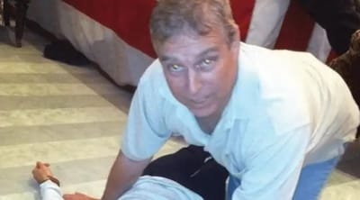 Una de las imágenes del expríncipe Andrés, contenidas en los archivos del caso Epstein. AFP