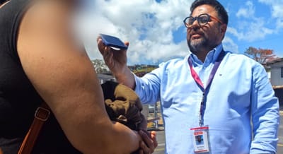 Los periodistas Carlos Castro y Álvaro Sánchez entrevistaron a la denunciante este martes.
