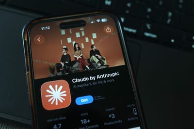 : En esta ilustración, se observa la aplicación Claude AI en la tienda de aplicaciones de un teléfono el 16 de febrero de 2026 en la ciudad de Nueva York. Según informes del Wall Street Journal, el Departamento de Defensa utilizó Claude AI de Anthropic, a través de su contrato con Palantir, para colaborar en el ataque a Venezuela y la captura del expresidente Nicolás Maduro. AFP