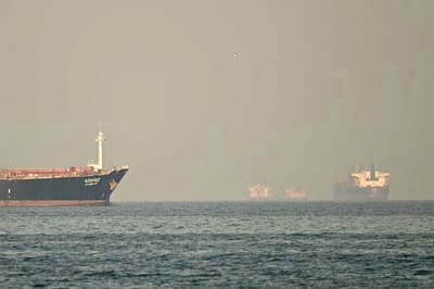 El Estrecho de Ormuz es el principal cuello de botella energético del mundo: por allí pasa cerca del 20% del petróleo global. La escalada entre Estados Unidos, Israel e Irán eleva el riesgo de interrupciones que podrían disparar el crudo por encima de los $100 y encarecer gasolina, alimentos y transporte a nivel mundial.