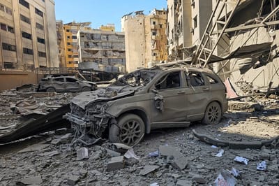Se muestran automóviles dañados en el lugar de un ataque aéreo israelí en los suburbios del sur de Beirut el 3 de marzo de 2026. La guerra lanzada por Estados Unidos e Israel contra Irán se extendió por Oriente Medio, amenazando con hundir la economía mundial en el caos, con Líbano y los países exportadores de energía del Golfo arrastrados al conflicto. (Foto de AFP)