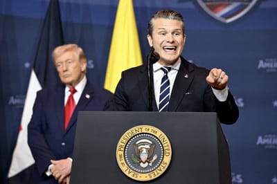 El secretario de Defensa de Estados Unidos, Pete Hegseth, junto al presidente Donald Trump. Archivo CRH/AFP