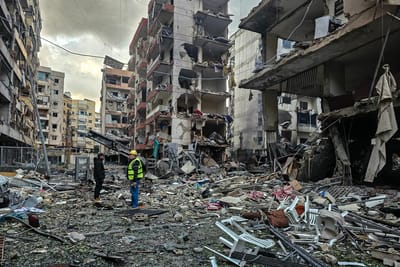 Hombres inspeccionan el lugar de los bombardeos aéreos israelíes nocturnos en los suburbios del sur de Beirut el 16 de marzo de 2026. El ejército israelí anunció ese mismo día el inicio de lo que describió como "operaciones terrestres limitadas" contra Hezbolá en el sur del Líbano. AFP