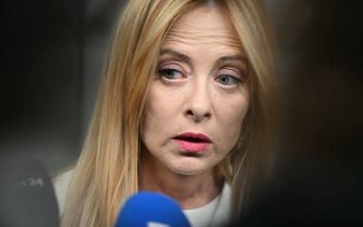 Meloni sufre dura derrota en referendo: votantes rechazan su reforma judicial y debilitan su gobierno en Italia.