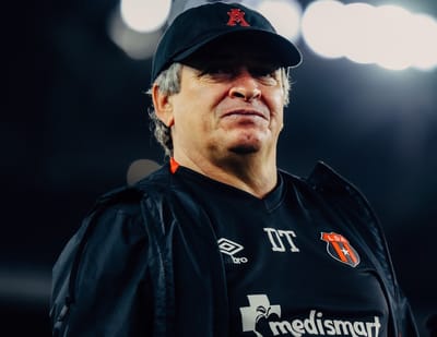 Óscar Ramírez dirigiendo a Alajuelense. Cortesía LDA.