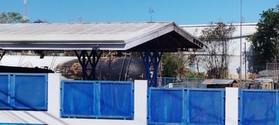 Este tanque de gas resultó afectado tras el incendio de este sábado.