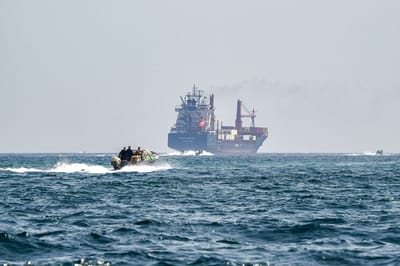 Ormuz en crisis: bloqueo por conflicto golpea petróleo, fertilizantes y materias primas clave, con impacto global en alimentos, industria y tecnología.