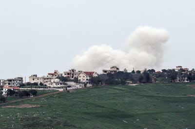 Una fotografía tomada desde el lado israelí de la frontera con Líbano muestra una columna de humo que se eleva desde el sur del Líbano el 15 de abril de 2026. AFP